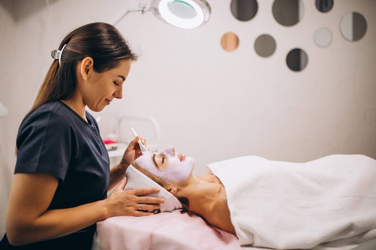 Comment faire pour devenir esthéticienne avec le cap esthétique ?