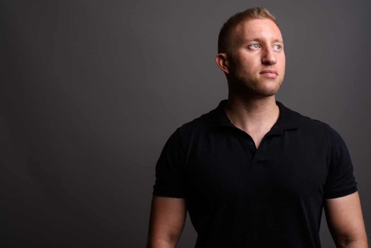 Avec quoi marier un polo noir pour aller travailler ?