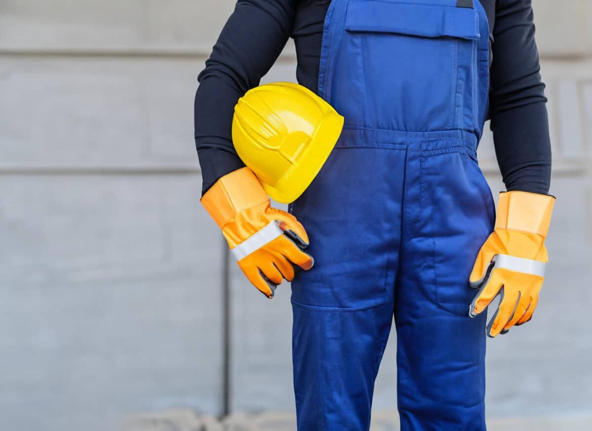 L'illustration parfaite de la prévention : un ouvrier avec ses Équipements de Protection Individuelle (EPI) indispensables