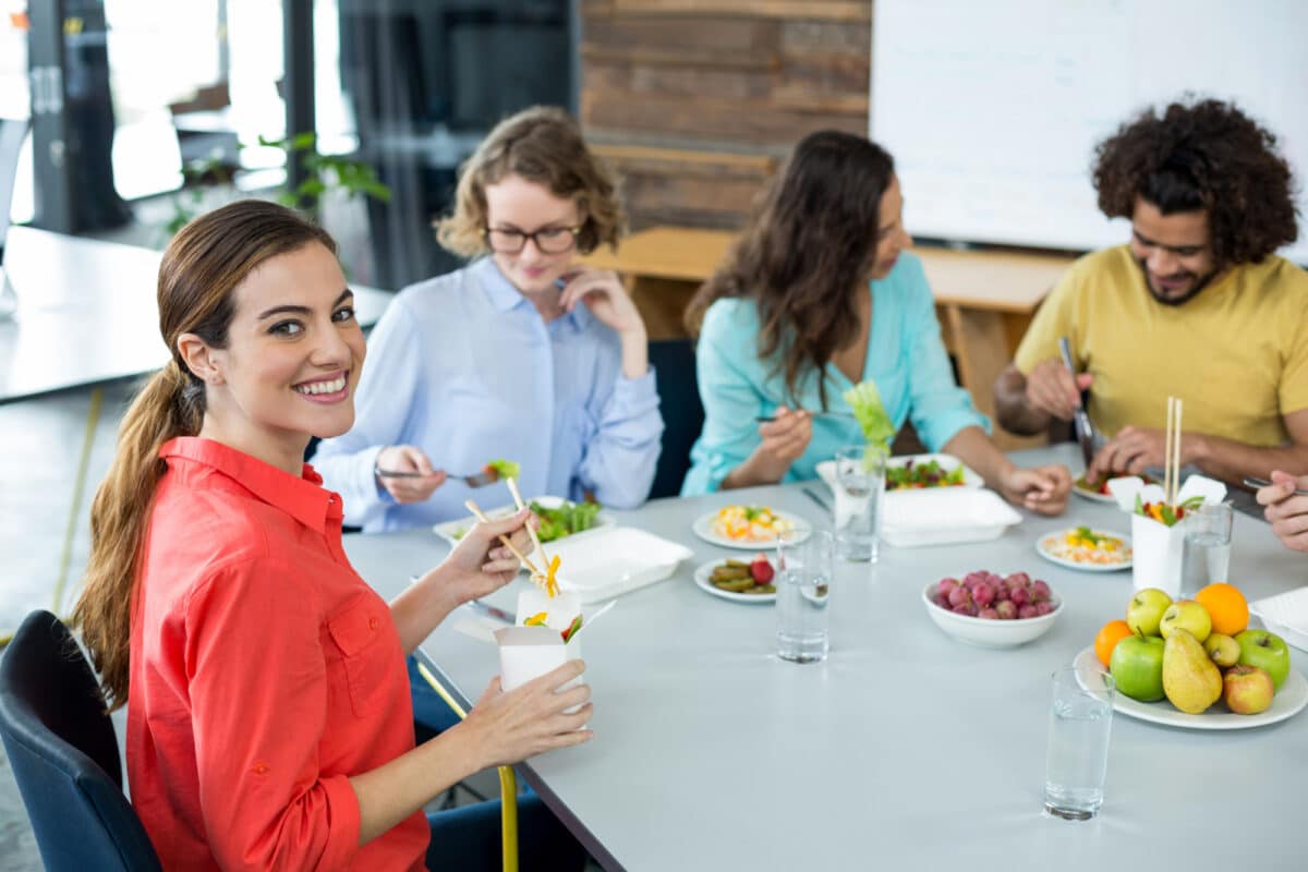 Repas de midi au travail : comment concilier rapidité et alimentation saine ?