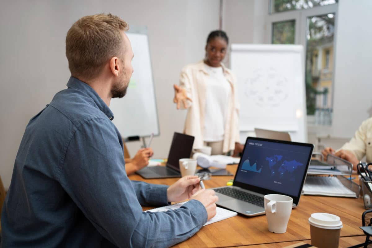 La formation présentielle permet aux futurs Data Analyst de monter en compétences, éventuellement en dehors des horaires de travail