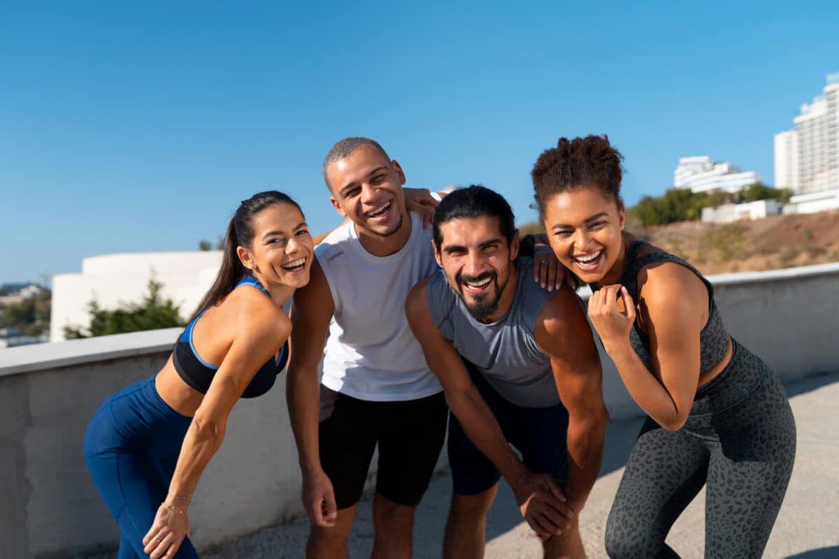 Pratiquer le sport entre collègues, surtout en équipe, peut considérablement améliorer la communication et la cohésion dans le cadre du travail