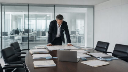 Deux dirigeants examinent des documents d'acquisition autour d'une table de conférence.