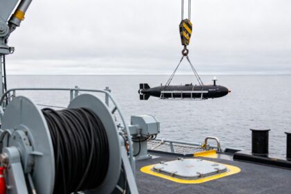 Drone sous-marin autonome descendu à la mer depuis le pont d'un navire par temps couvert