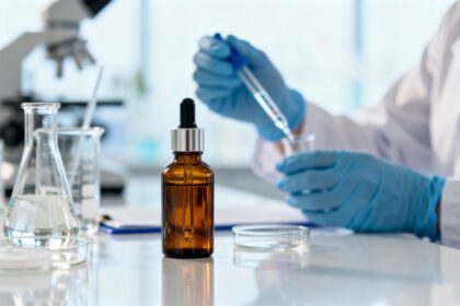 Flacons de sérum et béchers sur une paillasse de laboratoire cosmétique