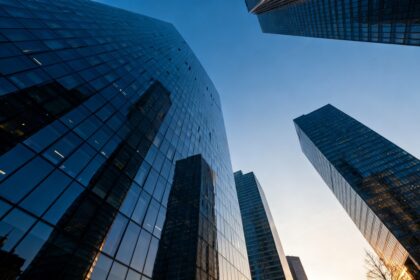 Tours de bureaux en verre d'un quartier d'affaires vues en contre-plongée sous un ciel bleu