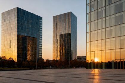 Tours de bureaux vitrées d'un quartier d'affaires européen au crépuscule