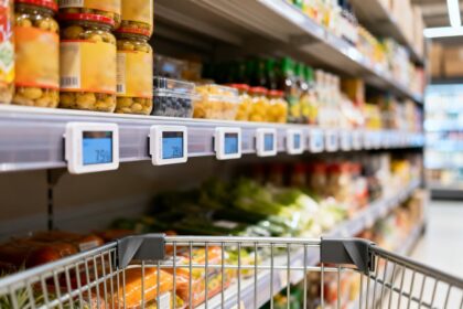 Rayon de supermarché équipé de petites étiquettes de prix électroniques